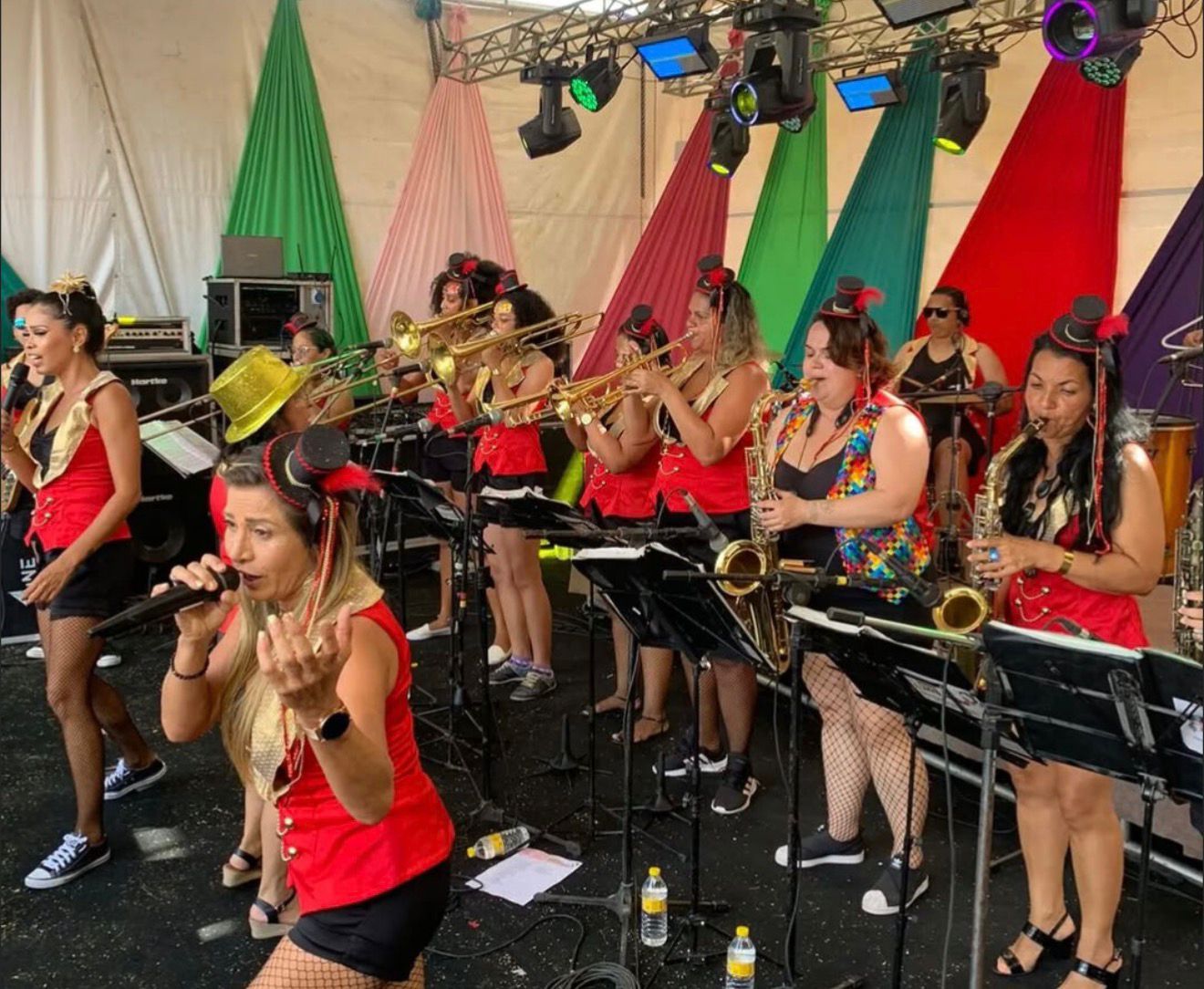 ORQUESTRA 100% MULHER ANIMA BLOCO DA FACULDADE DE MEDICINA DE OLINDA