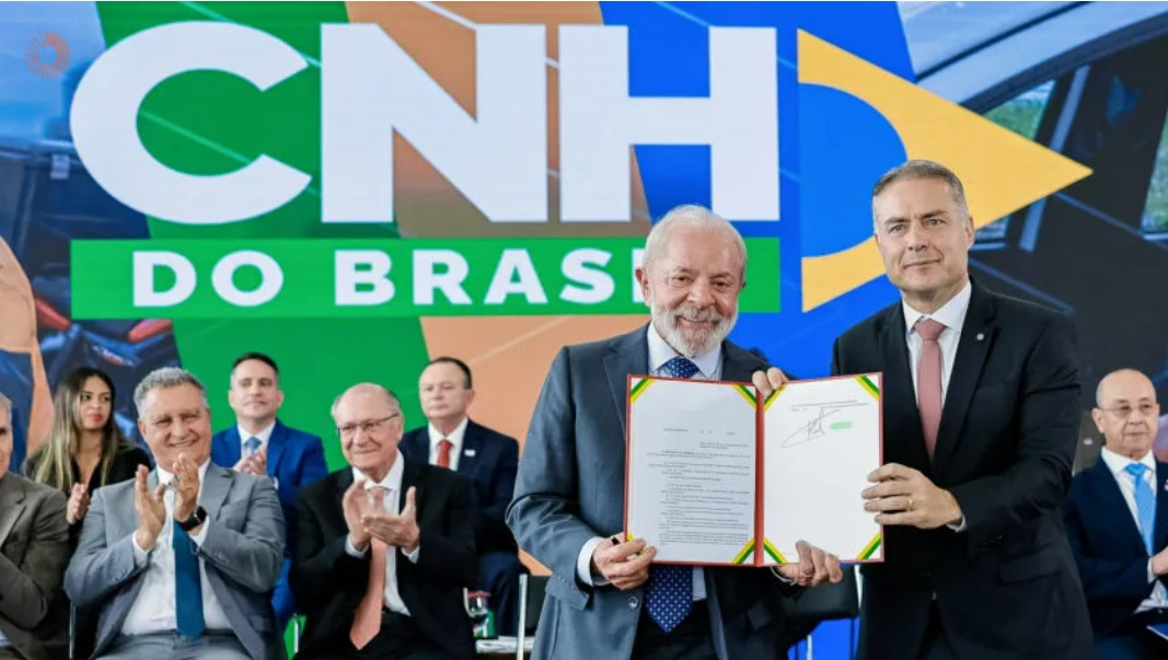 MENOS IMPOSTO DE RENDA, GÁS DO POVO, CNH DO BRASIL, LULA TEM UM MANDATO VOLTADO AO POVO E CAMINHA PARA REELEIÇÃO