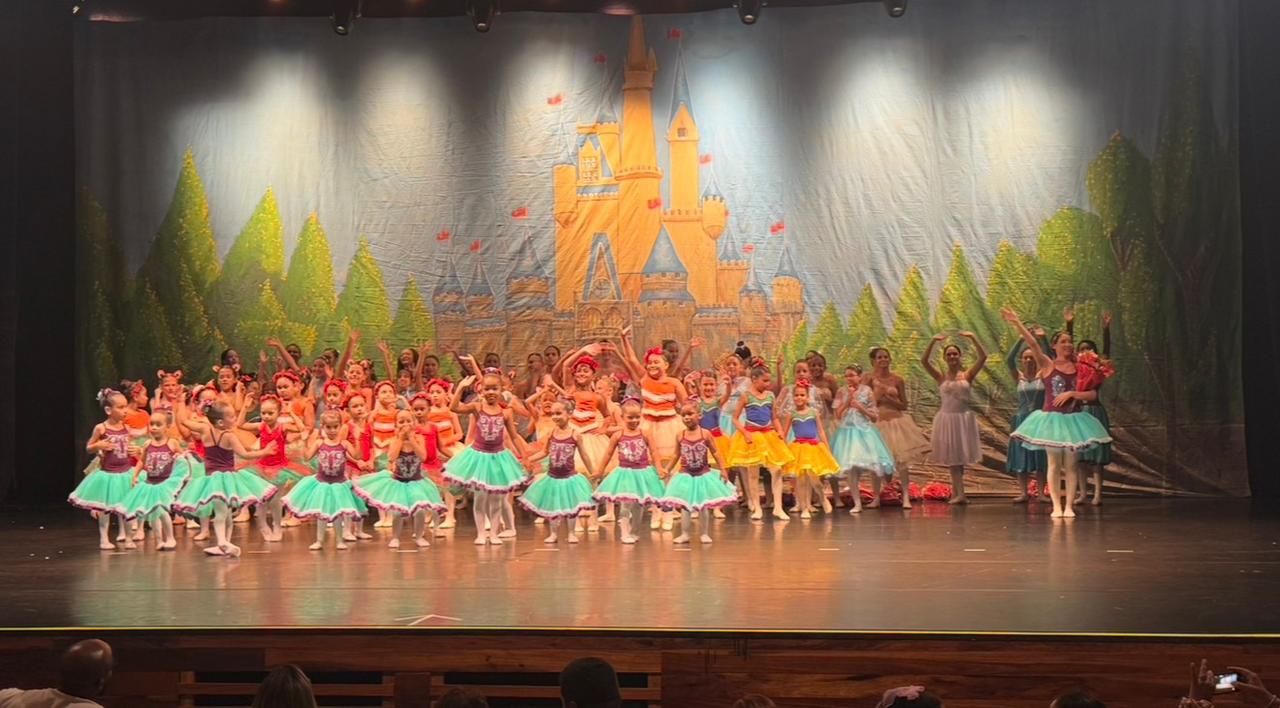 ESPETÁCULO O MARAVILHOSO MUNDO DISNEY ENCANTA PÚBLICO COM DANÇA, EMOÇÃO