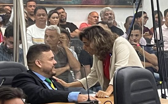 QUANDO O VERMELHO E O AZUL SE ABRAÇAM: SINTONIA ENTRE EUGÊNIA E SARMENTO CHAMA ATENÇÃO