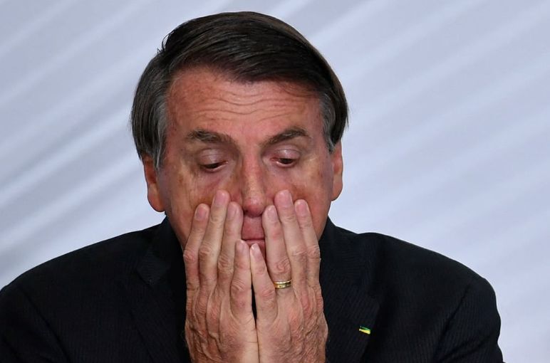 BOLSONARO VIRA SÍMBOLO DA DECADÊNCIA: TORNOZELEIRA NO PÉ, SILÊNCIO NAS REDES E ACUSAÇÃO DE TRAIR O PAÍS