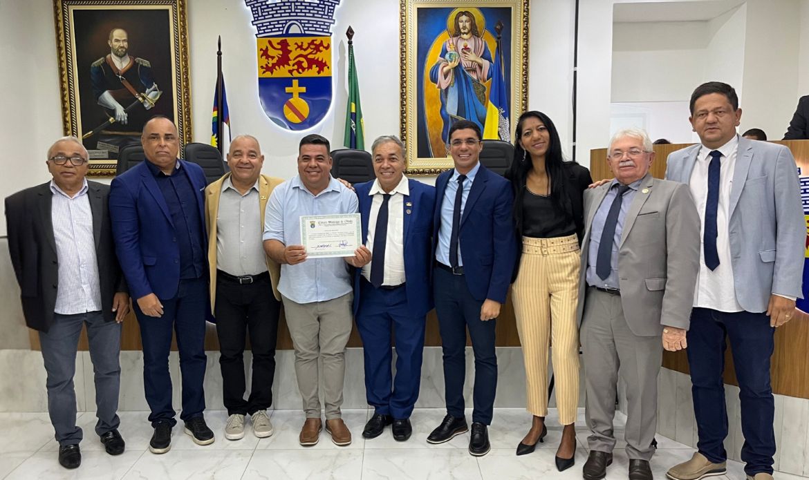 VEREADOR SIMPLÍCIO HOMENAGEIA SUPLENTE EVERALDO DA MUDANÇA COM VOTO DE APLAUSOS NA CÂMARA DE OLINDA