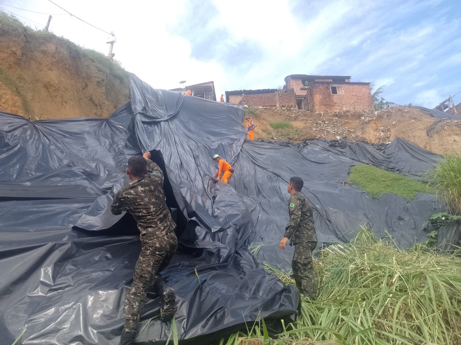 EXÉRCITO REFORÇA AÇÕES EM OLINDA APÓS ALERTA DE CHUVAS INTENSAS