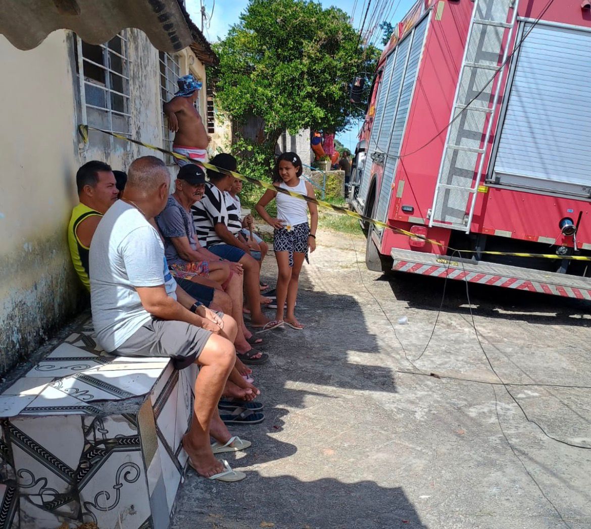 PROFESSOR MARCELO PASSA O DIA AO LADO DE MORADORES ATINGIDOS POR EXPLOSÃO E REFORÇA SOLIDARIEDADE EM MOMENTO DE DOR