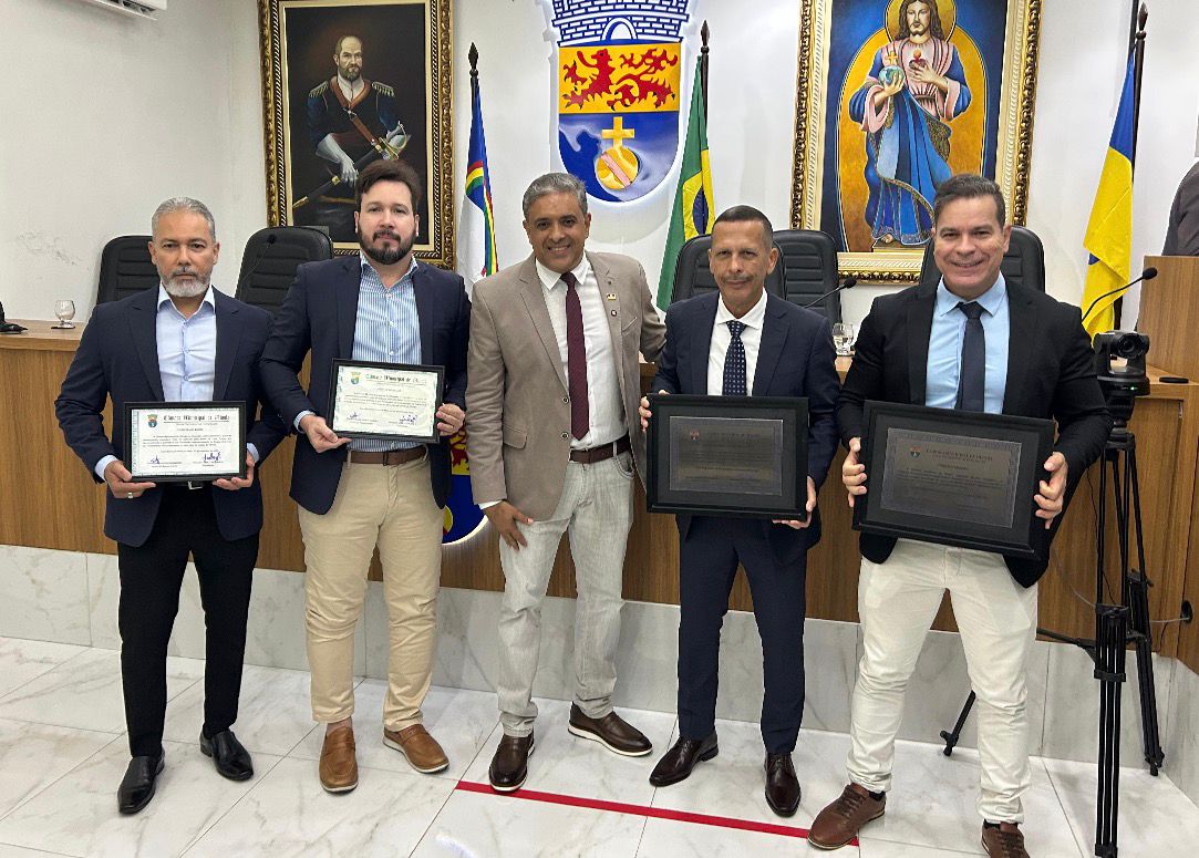 JADILSON BOMBEIRO PROMOVE SESSÃO SOLENE NA CÂMARA DE OLINDA E ENTREGA HONRARIAS AO DELEGADO ROBERTO GERALDO E COMISSÁRIO RHALDNEY