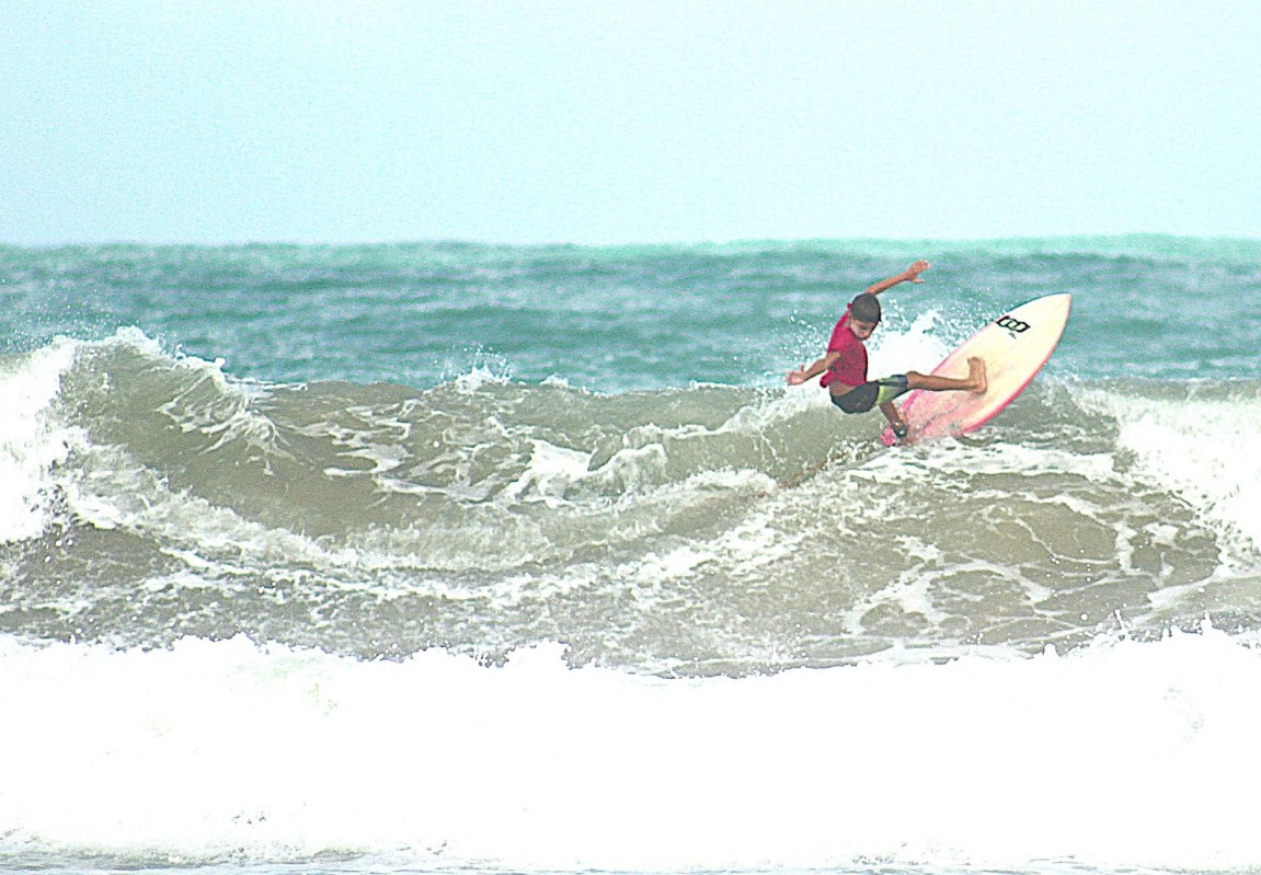 SURFE: CRIANÇAS SURFISTAS COMPETEM EM OLINDA