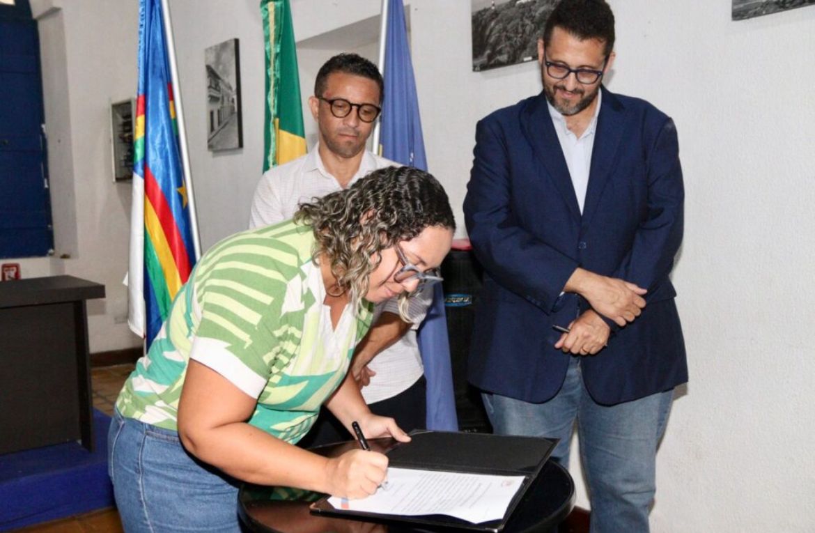 OLINDA EMPOSSA 72 NOVOS PROFESSORES E ENTREGA RUA PAVIMENTADA NO AMARO BRANCO