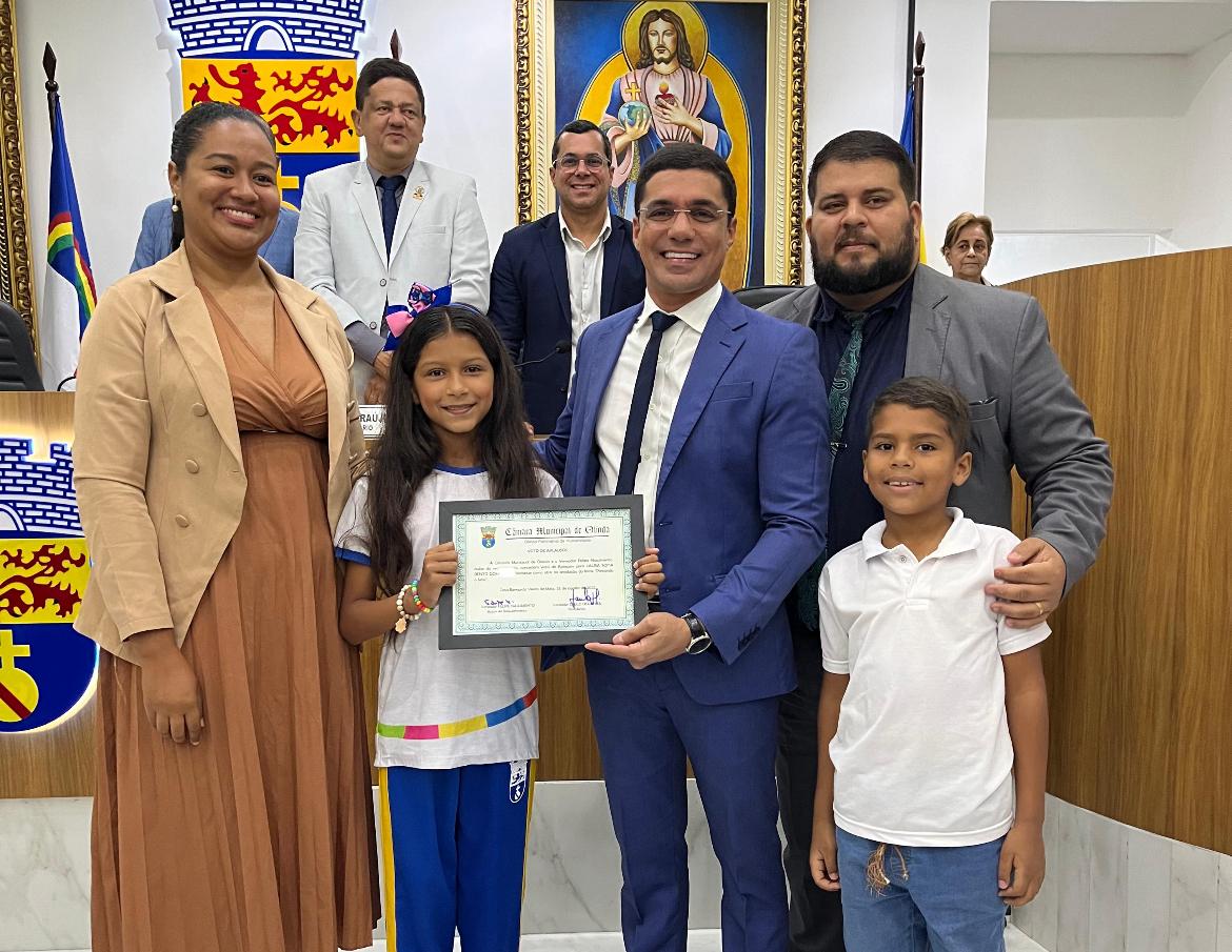 FELIPE NASCIMENTO CONCEDE VOTO DE APLAUSO PARA ESTUDANTE E ATRIZ MIRIM LAURA SOFIA