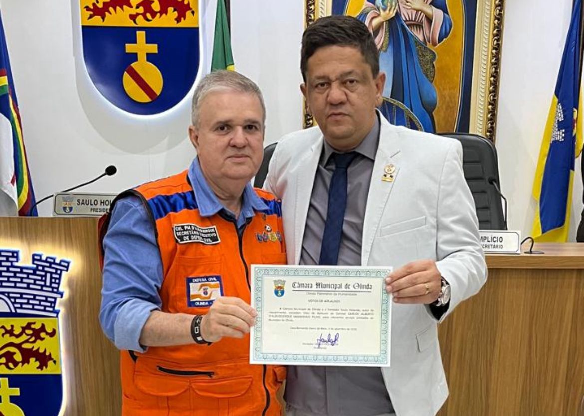 CÂMARA DE OLINDA CONCEDE VOTO DE APLAUSO AO SECRETÁRIO EXECUTIVO DA DEFESA CIVIL, CARLOS ALBERTO D’ALBUQUERQUE