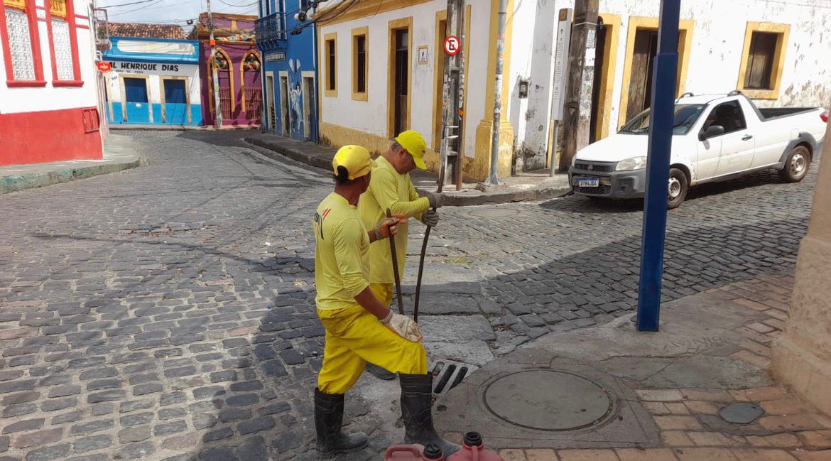 OLINDA REFORÇA LIMPEZA DE CANALETAS NO SÍTIO HISTÓRICO E EM PEIXINHOS