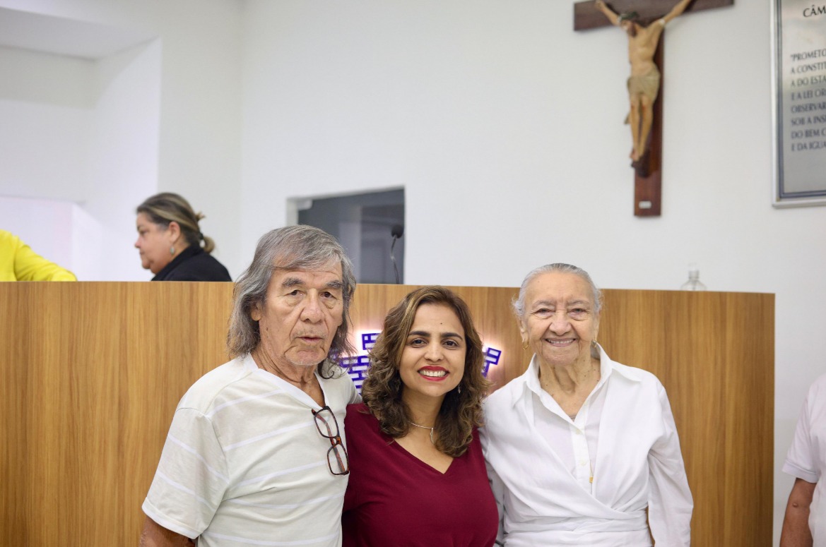 EUGÊNIA LIMA CONCEDE VOTOS DE APLAUSOS A DONA DÁ E A XIRUMBA AMORIM