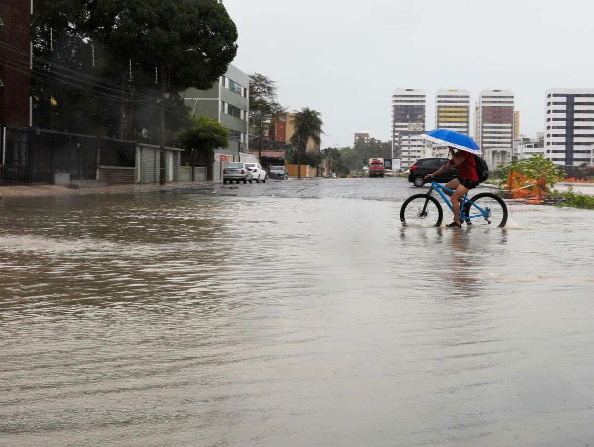 DIA DRAMÁTICO EM OLINDA QUE RECEBEU QUASE 200MM DE CHUVAS, PREFEITURA DECRETA EMERGÊNCIA