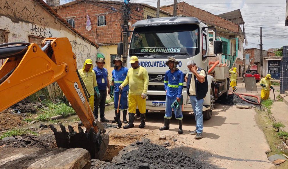 VEREADOR IRAN BARBOSA TRANSFORMA LUTA EM RESULTADO E LEVA NOVA VIDA À RUA FRANCISCO GOMES E AO CÓRREGO DO ABACAXI