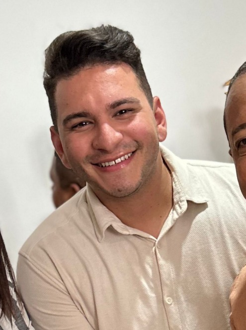 PASTOR RÔMULO SANTOS RELATA ATAQUE VERBAL EM SHOPPING E DIZ TER SAÍDO “ÀS PRESSAS” POR MEDO