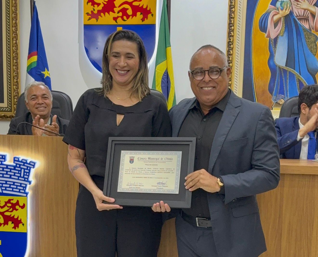 DELEGADA EURICÉLIA BATISTA RECEBE TÍTULO DE CIDADÃ OLINDENSE EM CERIMÔNIA NA CÂMARA MUNICIPAL