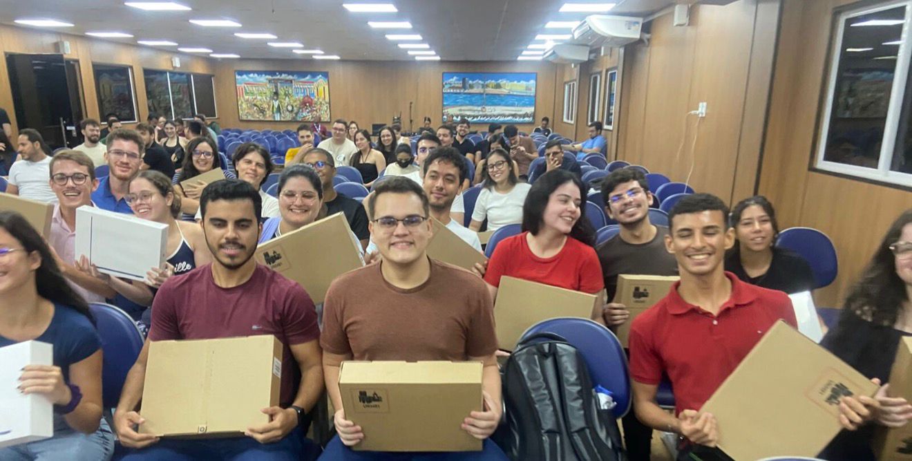 ALUNOS DA FACULDADE DE MEDICINA DE OLINDA RECEBEM MAIS 300 MACBOOKS